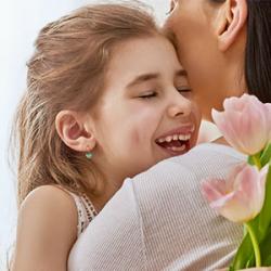 Tradition vieille de plusieurs siècles, la fête des mères est célébrée chaque année dans de nombreux pays du monde. Retrouvez notre dossier sur la fête des mères pour tout savoir sur l’histoire et les origines de cette fête et des idées de textes, de cart