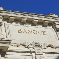 L'activité principale des banques consiste à jouer les intermédiaires entre ceux qui ont de l'argent et qui ne s'en servent pas tout de suite et ceux qui ont besoin d'argent et qui n'en ont pas.