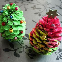Un tutoriel pour décorer une pomme de sapin avec les plus petits. Une superbe idée pour la période de Noël