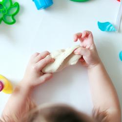 Pâte à modeler premier âge pour les enfants de moins de 2 ans. Fabriquez une pâte à modeler non toxique et sans sel. Pâte à modeler premier âge pour les enfants de moins de