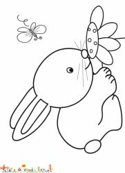 Bébé lapin respire une fleur