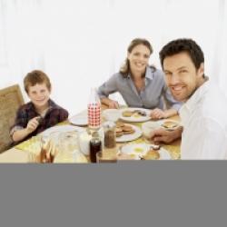 Les enfants à table