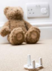 Bébé prise électrique