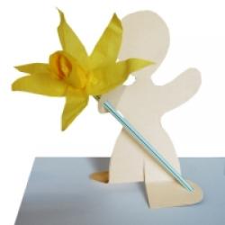 bonhomme en carton avec une jonquille en papier