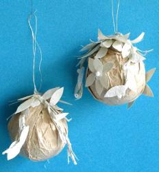 boule de Noël en papier et décorées de feuilles