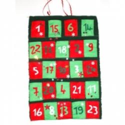 Une idée de bricolage simple à faire de la feutrine de couleur. Un calendrier qui s'adresse plus particulièrment aux enfants plus âgés qui seront capable de faire quelques points de couture. Le calendrirer de Noël est composé de 26 pochettes en feu