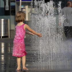 La canicule qui s'installe en France est un vrai danger de l'été pour les enfants On l'oublie souvent mais l'un des dangers de l'été est tout simplement la chaleur, la canicule et avec elles les coups de chaleur, les insolations, la déshydratation. Retrou