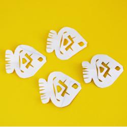 4 Poissons d'avril en papier découpé . Activité kirigami qui ne nécessite pas l'utilisation de cutter mais de ciseaux . Un poisson amusant à fabriquer, pour décorer, pour s'amuser le 1er a
