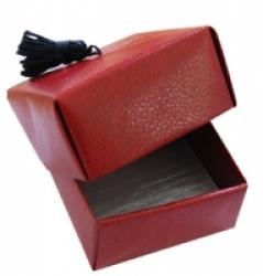 Pour ranger des petits éléments ou emballer rapidement un cadeau, la boîte en origami est un best des modèles d'origami ! Découvrez nos tutos et nos explications pas à pas pour réalisez vous aussi de jolies et solides boîtes en papier.