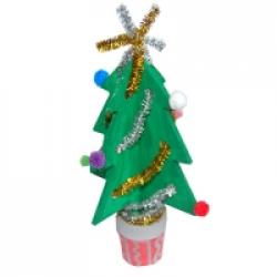 sapin en bois décoré