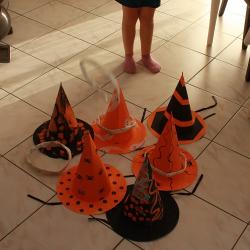 Un jeu des anneaux avec des chapeaux de sorciers décorés