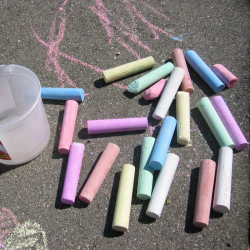 Jeux de craie : tous les jeux à faire avec des craies. La marelle, le jeu de l'oie, le jeu de dame... Les jeux de craies sont faciles à mettre en place. Il suffit de dessiner sur le sol et de commencer à jouer. La craie s'efface et on la trouve facilement