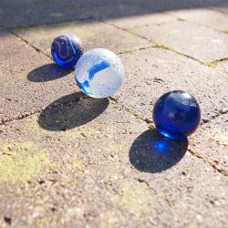 Les enfants adorent les jeux de billes. Ces jeux existent depuis longtemps, et aujourd'hui encore on les retrouvent dans les cours de récréation. Les jeux de bille sont pratique, ils peuvent se jouer n'importe où et se transportent facilement dans la poch