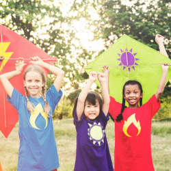 Retrouvez tous les jeux de centres aérés dans cette catégorie. Le collin maillard, le ventriglisse, dauphin dauphine... Des jeux que votre enfant pourra refaire à la maison grâce à nos fiches explicatives des règles des jeux.