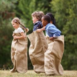 Retrouvez sur cette page tous les jeux de kermesse. La pêche aux sardines, chamboule tout, le jeu des anneaux, la tombola... Des jeux traditionnels, en bois. De quoi vous inspirer pour organiser votre kermesse ou fête d'anniversaire !