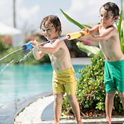 Les enfants adorent les jeux d'eau, retrouvez sur cette page tous les jeux d'eau à faire avec les enfants. Les pistolets à eau, la bombe à eau, la pêche aux canards... Des jeux pour s'amuser tout en se rafraîchissant pendant les beaux jours d'été.
