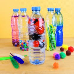 Une activité manuelle et pedagogique pour réaliser des bouteilles sensorielles selon la méthode Montessori. Ces bouteilles permettent de stimuler le développement auditif et visuels des enfants et des bébés.