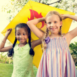 Voici des idées toutes simples et faciles à réaliser pour pousser les enfants à jouer en plein air. Avec ces idées, quelques fournitures et un peu d'imagination les enfants vont pouvoir créer des jouets de plein air qui leur donneront envie de sortir ! I