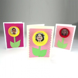 activité de bricolage enfants pour réaliser une carte fleur cupcake. Un joli cadeau