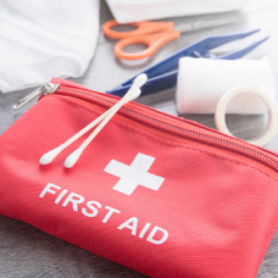 Vous préparez une trousse à pharmacie pour les vacances avec les enfants ? Voici tous nos conseils pour une avoir une bonne trousse à pharmacie pendant vos vacances