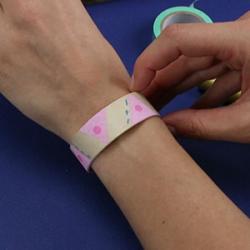 Comment faire un bracelet en bois avec des bâtonnets - DIY