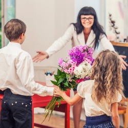 L'année scolaire se termine et nous avons tous pu constater les gros progrès de nos enfants grâce aux enseignants.
Nous avons donc tous envie de remercier la maîtresse (ou le maître) de notre enfant en lui offrant un cadeau.