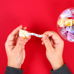 Découvrez comment réaliser un Fortune cookie ou un biscuit de la fortune chinois pour fêter le nouvel an chinois. Pour ce bricolage, il ne faudra rien de plus que du papier ! Une activité drôle et parfaite pour le Nouvel an chinois
