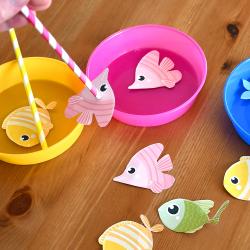 activité de bricolage enfants pour réaliser un jeu de pêche aux poissons aimanté