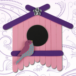 Activité de bricolage enfants pour réaliser un nichoir en bâtonnet de bois.