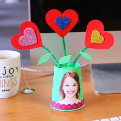Une activité récup' avec des gobelet en carton pour réaliser un pot de fleurs à offrir pour la fete des meres et la fete des peres. Un bricolage économique et original. Collez une photo sur le pot pour rendre ce pot de fleurs unique !