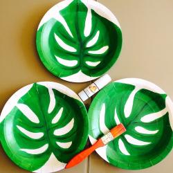 activité de bricolage enfants pour réaliser des assiettes aux motifs de feuilles tropicales pour un buffet d'anniversaire