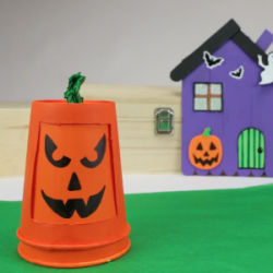 Halloween sans citrouille, c'est impensable ! Voici donc tous les bricolages et activités expliquées pour réaliser une belle citrouille d'Halloween. Que vous optiez pour une citrouille traditionnelle découpée et éclairée ou que vous choisissiez de fabriqu