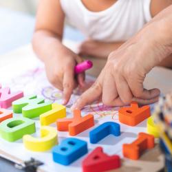 Activités, exercices et jeu à imprimer pour apprendre les lettres de l'alphabet. Toutes les activités sur les lettres sont totalement gratuites, elles aideront votre enfant à progresser et à mieux connaître les lettres de l'alphabet, à mieux les écrire et