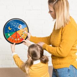 Découvrez notre horloge Montessori 24h à imprimer gratuitement pour aider les enfants à se repérer dans le temps et à apprendre l'heure.