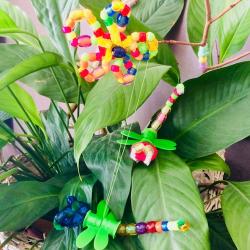 Une activité maternelle pour réaliser une libellule en perles. Une façon ludique de leur faire travailler la motricité fine et la dextérité en leur faisant enfiler des perles de différentes tailles. Un bricolage de printemps facile, rapide et récup’ grâce