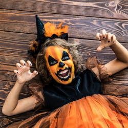 vous recherchez un tuto maquillage facile pour maquiller votre petit monstre à Halloween ? Il vous demande du faux sang, une cicatrice, des plaies, des griffures ou encore des cernes monstrueuses ? Rassurez-vous, ces effets spéciaux terrifiants peuvent êt