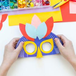 Idées de masques inspirés du carnaval de Rio. Les masques du Carnaval de Rio brillent par leur extravagance ou leur inspiration liée à l'histoire des indiens d'Amérique du Sud ou aux anciens esclaves venus d'Afrique avec leurs traditions. Suivez les