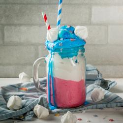 Découvrez la recette du smoothie tricolore bleu blanc rouge pour la Fête nationale le 14 juillet. C'est une recette très simple et qui sera parfaite et rapide à réaliser le 14 juillet.