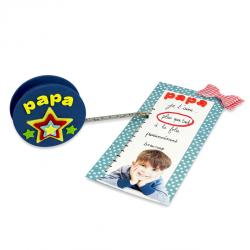 Un cadeau original pour les papas et les mamans bricoleurs à offrir pour la Fête des pères ou la Fête des mère ou même à Noël. La mètre ruban à fabriquer est accompagné d'une jolie carte avec une photo.
