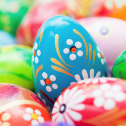 L’oeuf de Pâques est un symbole important du printemps que l’on retrouve partout à l’approche du dimanche de Pâques. Dans ce dossier, retrouvez des idées pour décorer vos œufs. Vous pourrez imprimer un coloriage, réciter un poème, organiser une course ou