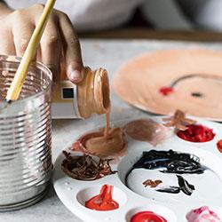 Quelle peinture pour la pâte à sel ? Cette question revient souvent lorsque nous voulons proposer une activité en pâte à sel à nos enfants. Découvrez tous nos conseils et astuces pour peindre sur de la pâte à sel.