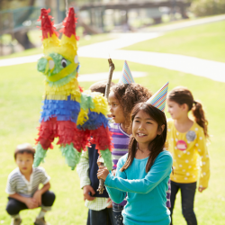 Les enfants adorant les pinatas, voici tous les modèles de pinata Tête à modeler à faire avec vos enfants. La pinata est une grosse figurine ou une forme remplit de friandises, de bonbons ou de petits cadeaux. Les enfants doivent frapper la pinata à l