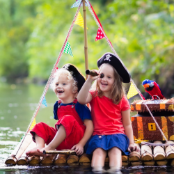 Les pirates sont un thème très prisé par les enfants qui adorent se déguiser, se maquiller et s'imaginer des folles aventures dignes des plus redoutables mercenaires. Retrouvez toutes nos idées d'activités et nos infos sur les pirates.