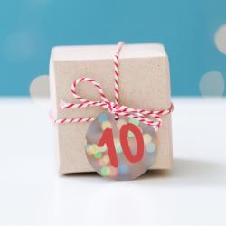 Voilà des étiquettes pour le calendrier de l'Avent à imprimer afin de faire son propre calendrier de l'Avent. Imprimez-les sur du papier épais ou du papier autocollant afin de les accrocher sur les cadeaux.