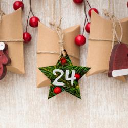 Imprimez ces étiquettes afin de créer votre propre calendrier de l'avent. Il suffira de les accrocher sur chaque cadeau après les avoir imprimé sur du papier épais ou du papier autocollant.