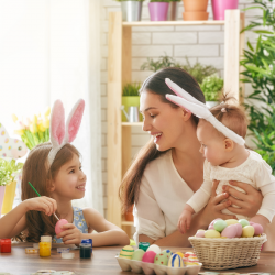 Paques est une fête très populaire en France. Les enfants adorent partir à la chasse aux œufs et les chocolats. Retrouvez toutes les infos sur l’histoire et l’origine de la fête de Pâques mais aussi des activités manuelles comme la décoration des œufs, de