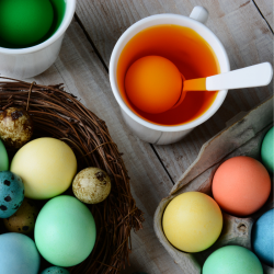 Apprendre aux enfants à préparer les oeufs de Pâques