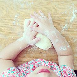 Dès la maternelle, les enfants adorent jouer avec de la pâte à sel ! De la recette à la conservation, en passant par le modelage ou la cuisson : voici un dossier avec tous nos conseils pour réussir votre recette de pâte à sel !