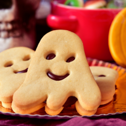 Vous cherchez une recette pour Halloween ? Vous avez envie d'un gateau monstrueux ? De cookies couleur citrouille ou encore des glaçons yeux de monstres ? Ce dossier consacré à la cuisine monstrueuse est fait pour vous ! Vous retrouverez des tas d'idées p