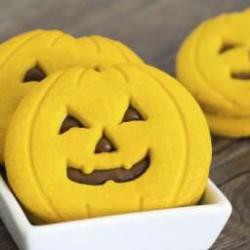 Vous cherchez une recette pour Halloween ? Vous avez envie d'un gateau monstrueux ? De cookies couleur citrouille ou encore des glaçons yeux de monstres ? Ce dossier consacré à la cuisine monstrueuse est fait pour vous ! Vous retrouverez des tas d'idées p